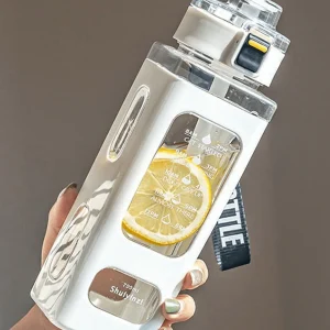 1 bouteille d'eau de sport blanche de 700 ml, tasse à sippy portable. Convient pour l'extérieur, le sport, le cyclisme et le transport!